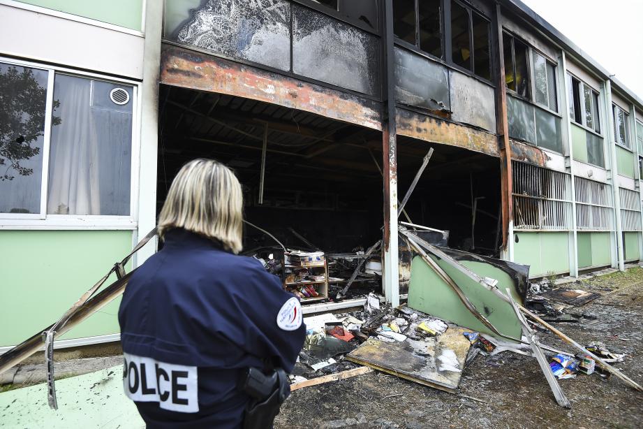 Une école et deux salles de classe d'un collège incendiées, des policiers caillassés: le quartier pauvre de La Devèze à Béziers (Hérault), a connu jeudi une soirée d'Halloween marquée par des violences urbaines, condamnées par le maire et le gouvernement.