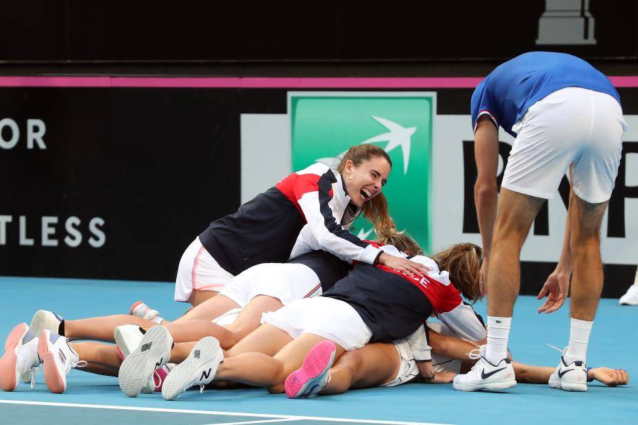 Caroline Garcia et Kristina Mladenovic célèbre après leur point gagnant qui donne la victoire à l'équipe de France.