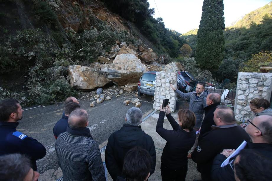 La fracture de la chaussée de l’ancienne route du Tram est liée à l'éboulement de la route de Sospel.