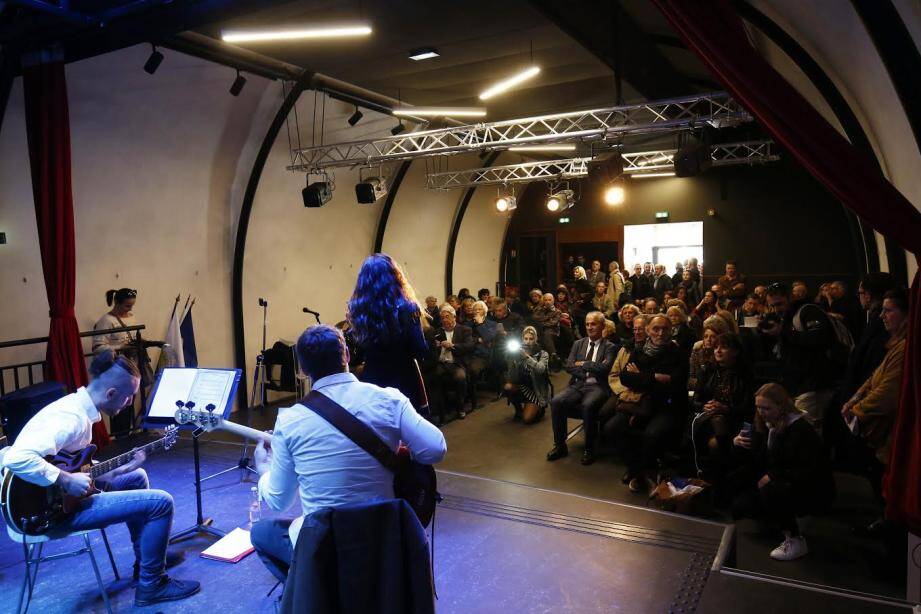 Le café-théâtre rouvrira officiellement au mois de janvier.