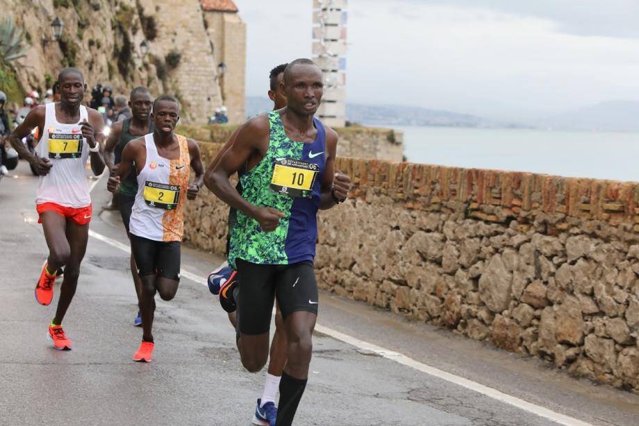 Les coureurs du marathon ont pris le départ malgré la vigilance météo.