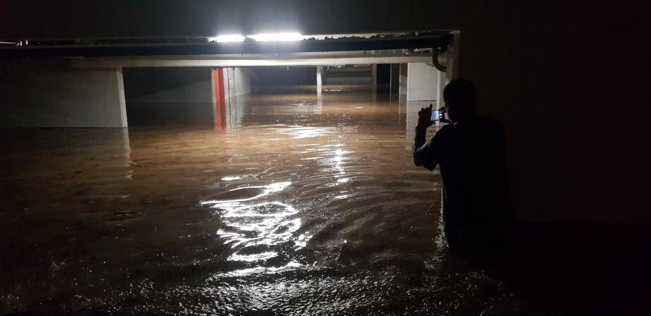 En quelques minutes, l’eau est montée à plus de deux mètres dans le sous-sol. On ne voit déjà plus les cinq voitures qui étaient garées de ce côté.