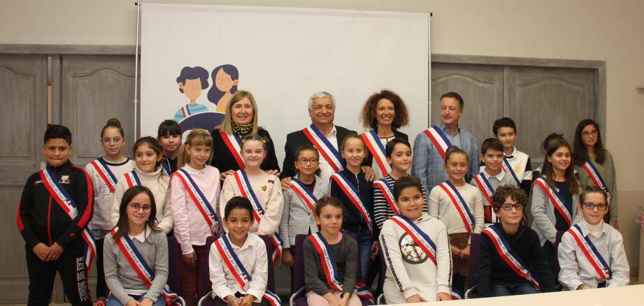 Le maire Didier Bremond accompagné de Véronique Delfaux, adjointe aux affaires scolaires, Aurélie Fulachier, adjointe à la jeunesse, et Laurent Nedjar, adjoint aux sports, ont présenté leur équipe municipale de jeunes élus.