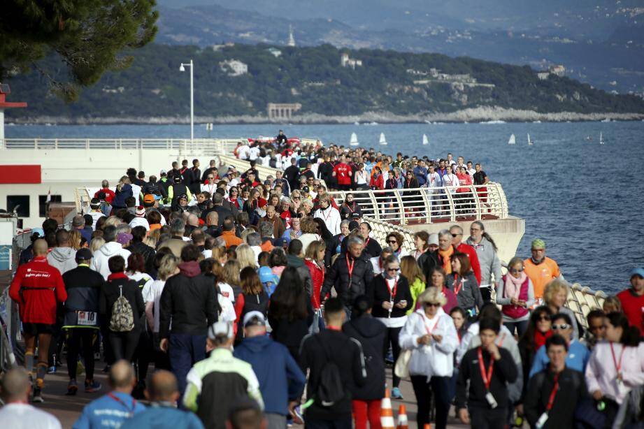 Après avoir donné le coup d’envoi, le souverain a effectué un tour de circuit parmi la foule.