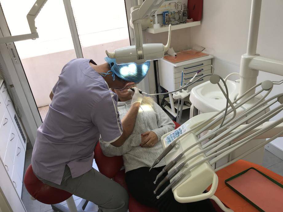 Il ne faut pas attendre d’avoir mal pour consulter un dentiste. Les contrôles réguliers sont impératifs car certains problèmes tels que le déchaussement sont indolores.