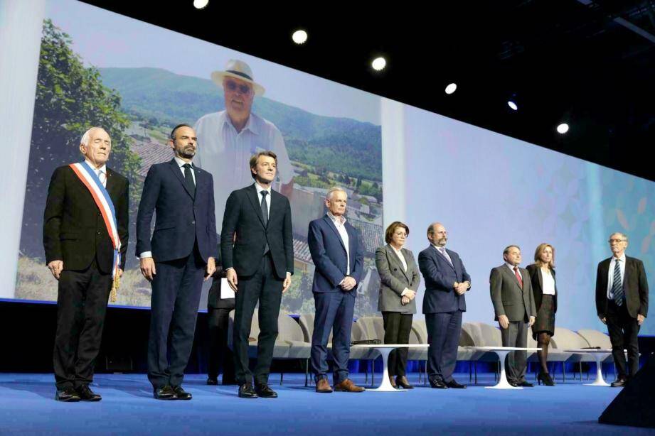 De gauche à droite: Alain Reichardt, maire de Signes, Edouard Philippe, Premier ministre, et François Barouin, président de l’Association des maires de France, devant une photo de « Janot ».