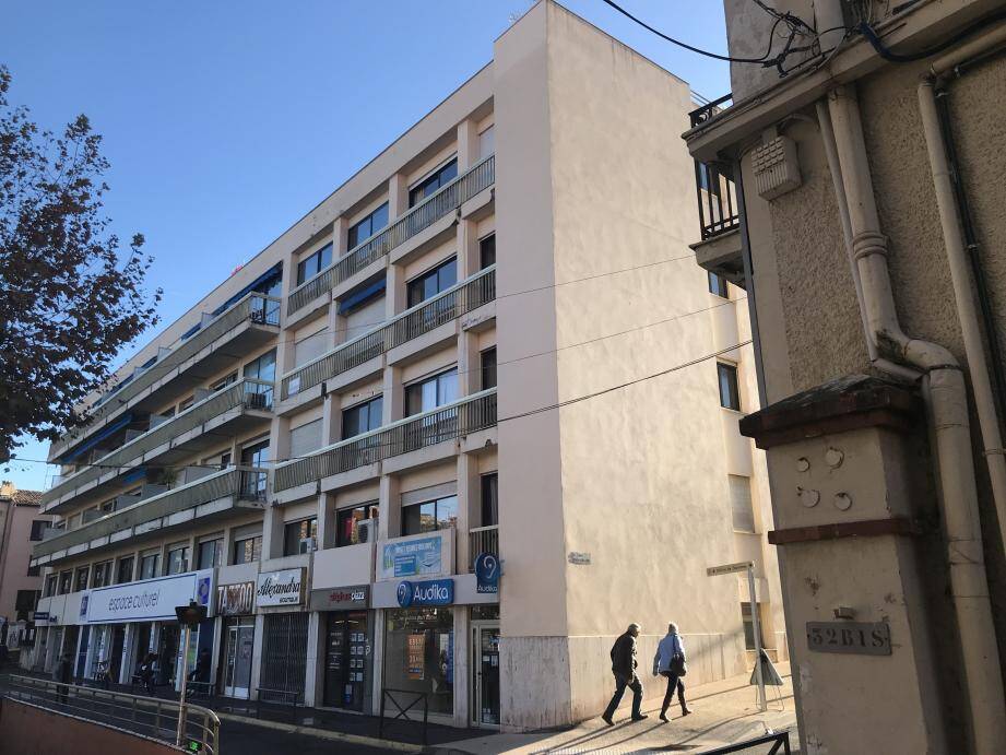 L’immeuble Le Villeneuve est difficile à manquer quand on se balade au centre-ville de Vence. Cette façade qui n’est pas du goût de tous doit être ravalée. Mais à quel montant la Ville doit-elle participer à ces travaux ? Réponse lors d’un prochain conseil.