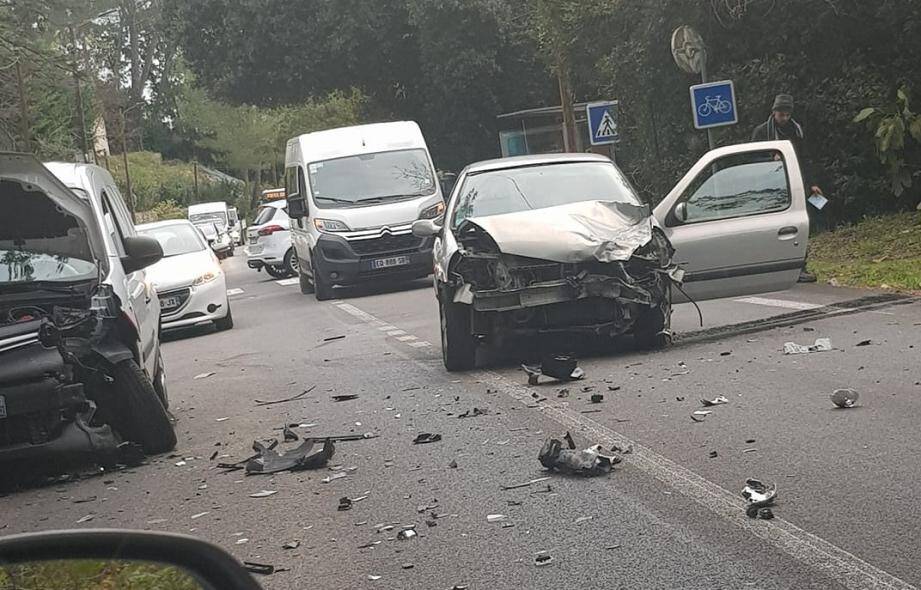 Malgré les dégâts matériels importants, les conducteurs n'ont pas été blessés. 