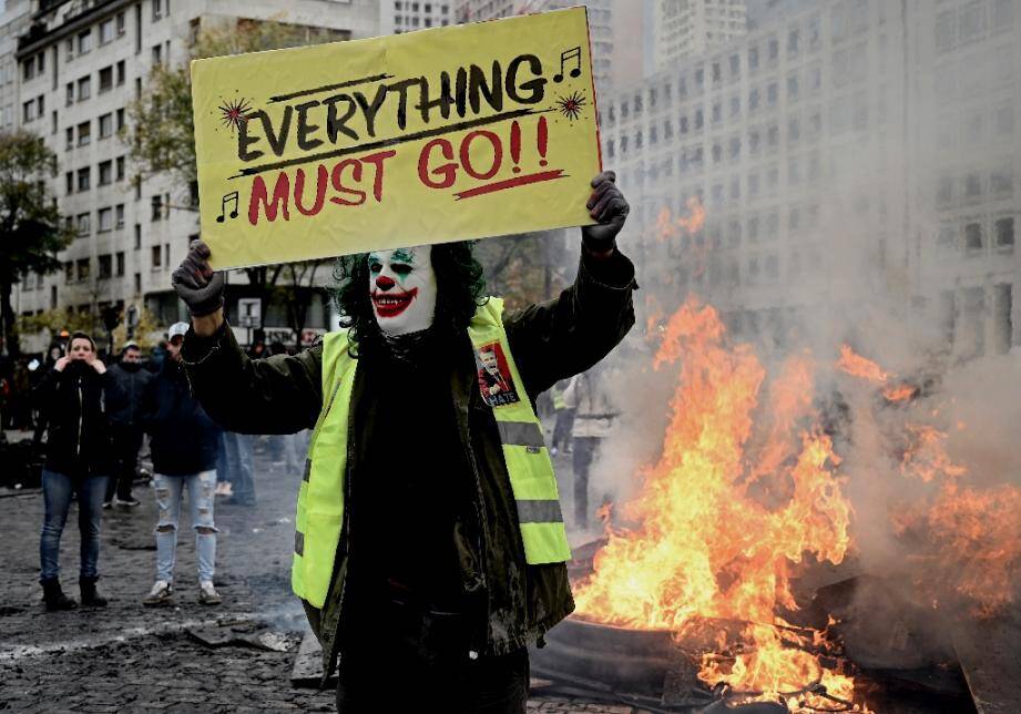 Un manifestant place d'Italie à Paris le 16 novembre 2019.