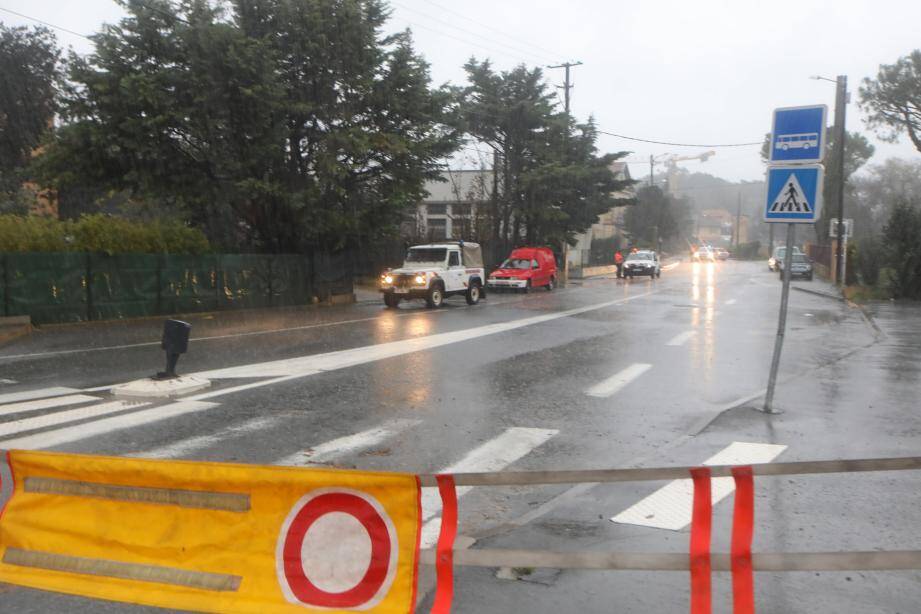 La route D704 entre Antibes et Biot est fermée.