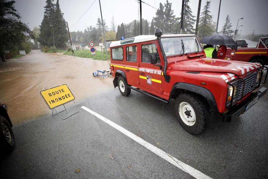 Une route inondée à Roquebrune-sur-Argens