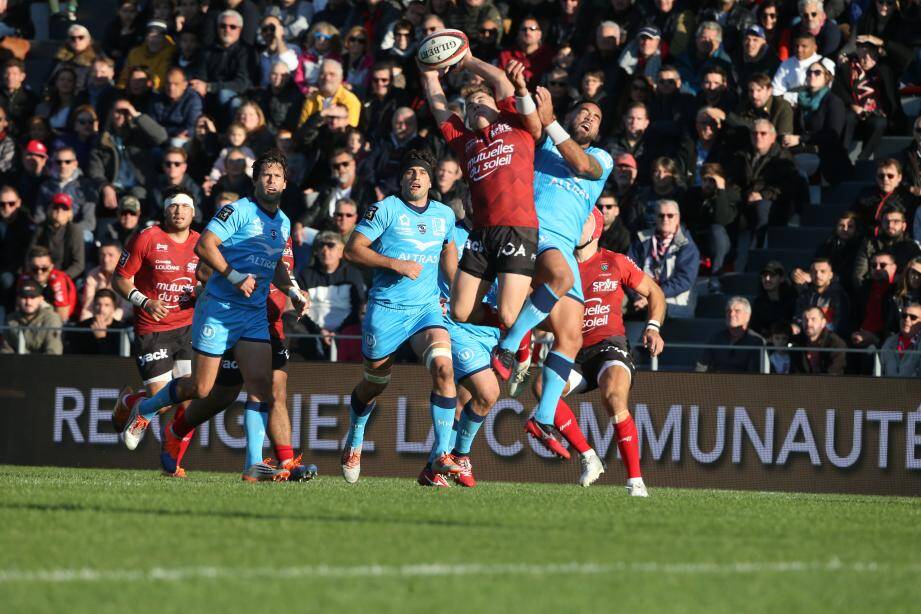 Les supporters de Mayol ont assisté à un duel de buteurs au cours de ce premier acte entre Toulon et Montpellier.
