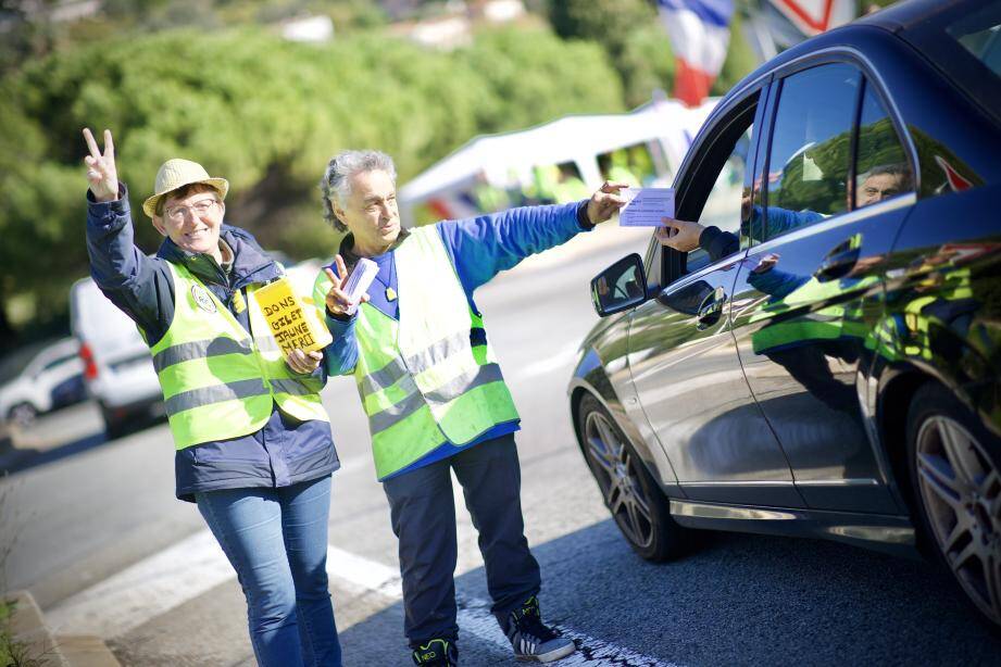 Des manifestants au rond-point de la Victoire à Mougins, samedi 16 novembre. 