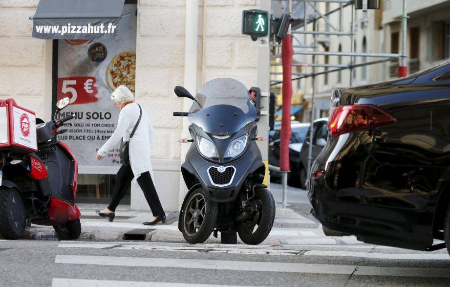 Un scooter garé sur un passage piéton: une scène récurrente à Nice.