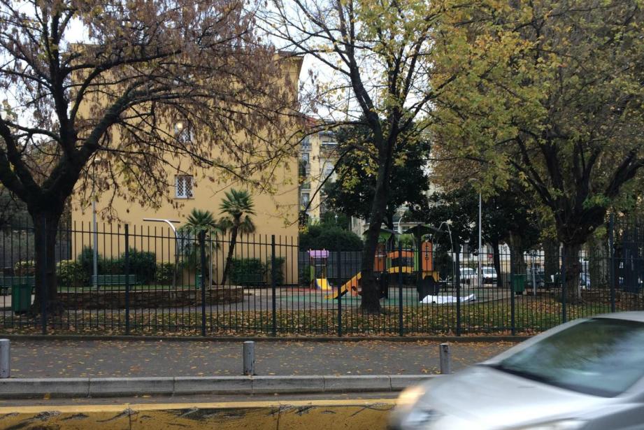 un sans-abri a été retrouvé sans vie mardi matin dans un square de Nice.