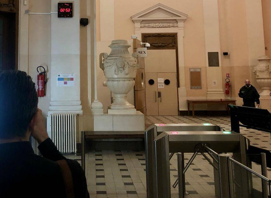 Ce mardi à 2h53, le palais de justice de Toulon se vide après une audience marathon.