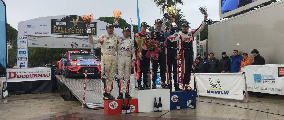 Sébastien Loeb vainqueur pour la quatrième fois du rallye du Var entouré du Russe Nicolay Gryazin (2e) et de Yoann Bonnato (3e).