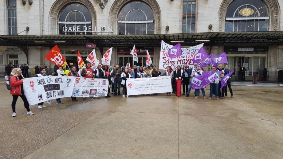 Les blouses blanches varoises arrivées à Paris pour la manif.