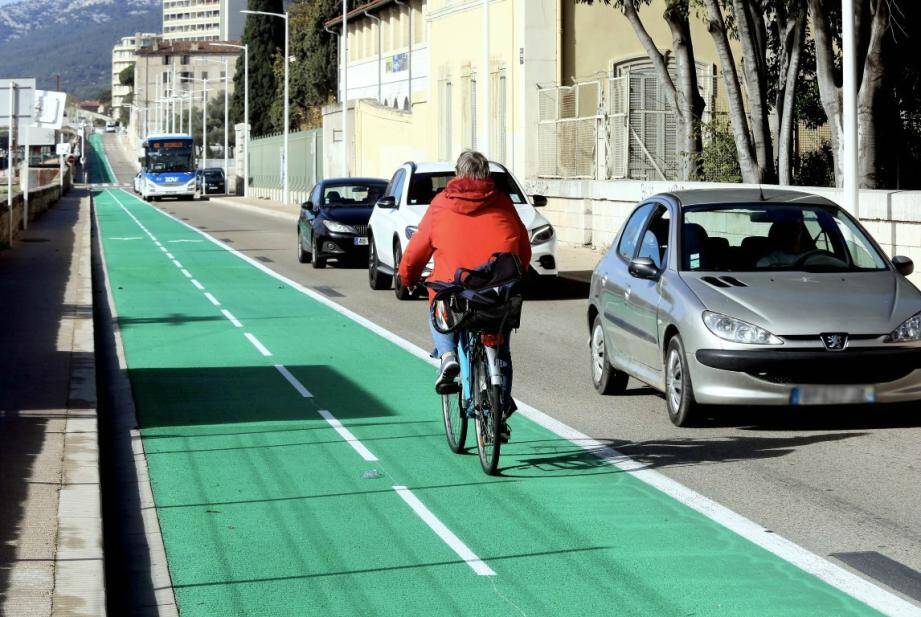 Les vélos ont leur piste dédiée au nord de la gare. Reste à la connecter au parcours existant en centre-ville.