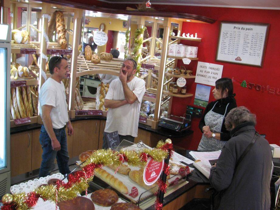 Stéphane Barbier (au centre) peut compter sur le soutien de Gilles Rastello (à gauche) « d’abord comme ami, puis comme élu, qui souhaite que le village conserve son activité commerciale ».