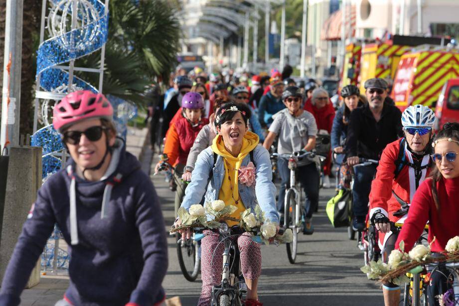 Les cyclistes ont rejoint le stade Rondelli depuis l’esplanade Jean-Gioan.