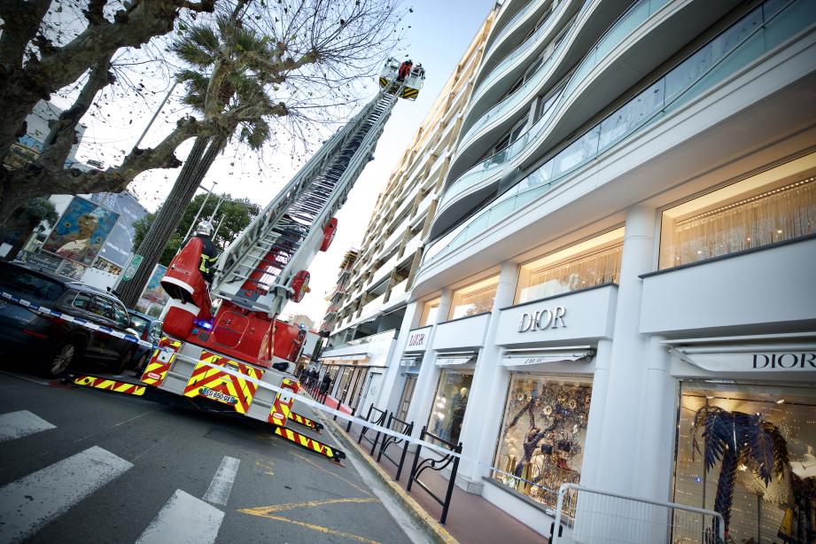 Pour le périmètre de sécurité et la grande échelle déployée au dessus de la boutique Dior sur la Croisette, il s'agissait en fait d'un store qui menaçait de tomber. 