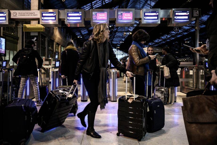 Des voyageurs à la gare de Lyon à Paris, le 20 décembre 2019.