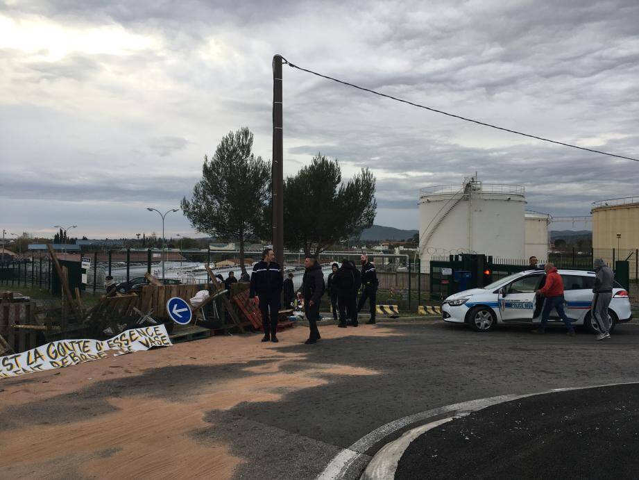 Des gilets jaunes bloquent le dépôt pétrolier de Puget-sur-Argens.