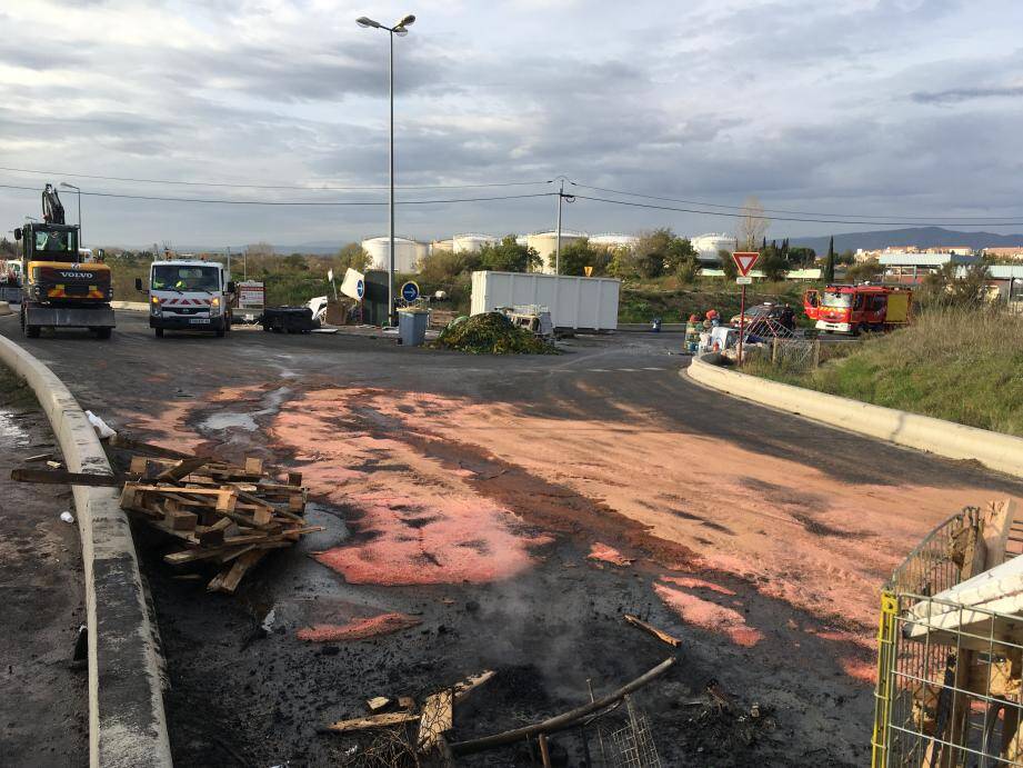 L’intervention des gendarmes a permis de déloger les Gilets jaunes des deux barrages qu’ils avaient érigés sur la route menant au dépôt pétrolier de Puget-sur-Argens. 