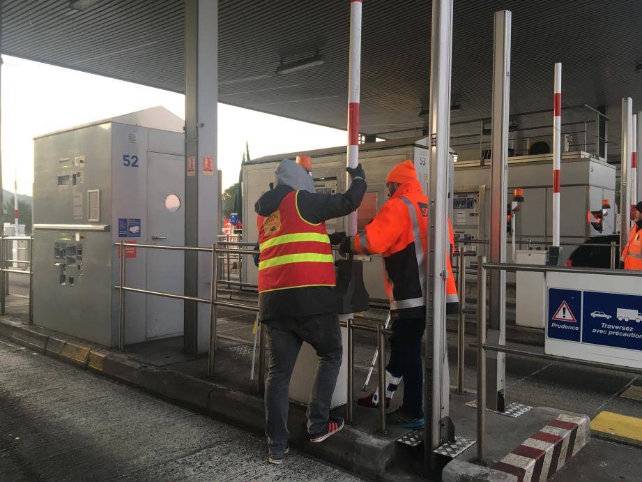 Les cheminots de la CGT remettent en les barrières du péage du Muy en place.