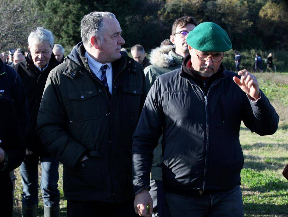 Visite du ministre de l'agriculture David Guillaume dans l'exploitation de Philippe Auda (casquette verte) à Roquebrune sur Argens après les inondations.