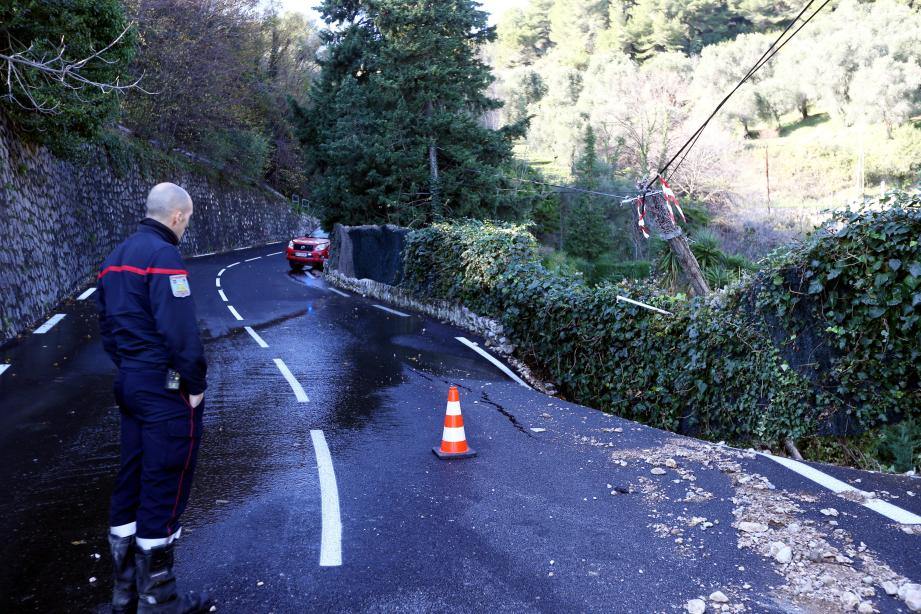 La route qui mène au village de Sainte-Agnès est coupée suite à un effondrement partiel de la chaussée.