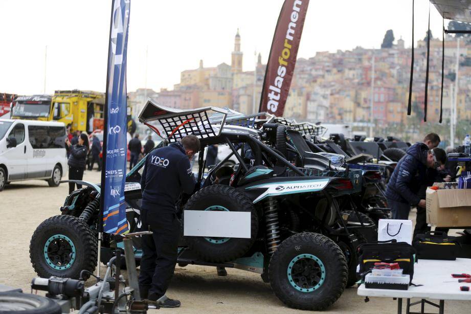 Jusqu’à ce soir, le public pourra découvrir les motos, buggy, 4x4 ou camions sur le stade Rondelli de Menton. Depuis hier, à tour de rôle, les participants passent aux stands de vérifications techniques et administratives. La dernière étape avant de pouvoir prendre la route.