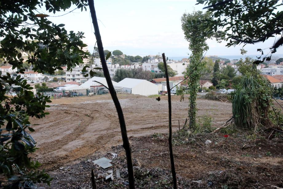 De l’impasse des Alpes, au pied de la cité du Roi Soleil, quelque 8.000m² de surface de construction sont prévues jusqu’en contrebas, sur une partie du parc du château Salé, où les anciennes pépinières municipales étaient installées.