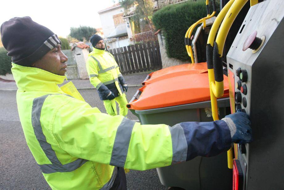 Des bacs roulants de 340 litres ont été remis aux particuliers afin d’y stocker les résidus d’élagage, les feuilles mortes ou encore les tontes de pelouse et gazon...