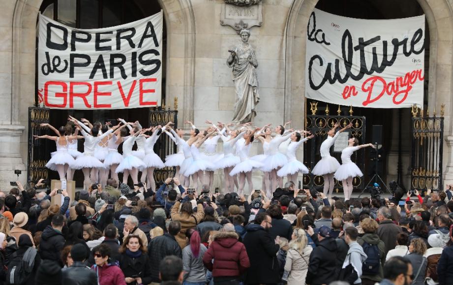 La grève historique continue samedi à l'Opéra de Paris, avec l'annulation de la représentation du Barbier de Séville, et à Radio France avec deux spectacles également annulés en raison du mouvement contre la réforme des retraites