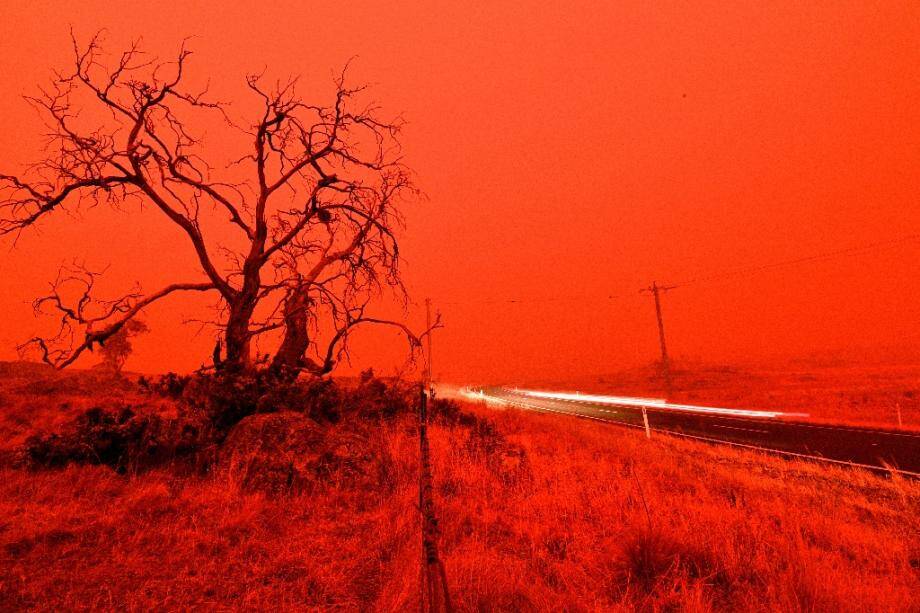 Le ciel est devenu rouge sous l'effet des multiples feux qui se propagent dans la banlieue de Cooma, le 4 janvier 2020