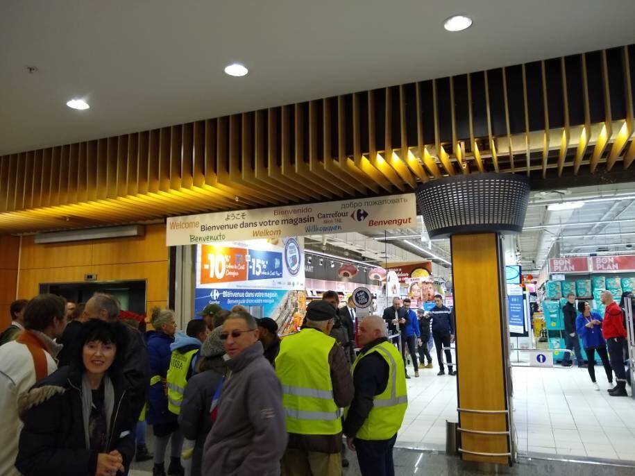 Plusieurs dizaines de manifestants se sont rassemblés ce samedi, en fin de matinée, devant le centre commercial Carrefour TNL, à Nice.