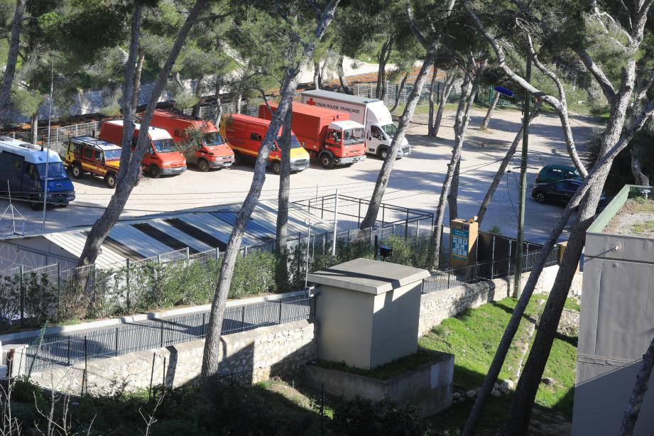 Des véhicules de secours près du centre de confinement à Carry-le-Rouet.