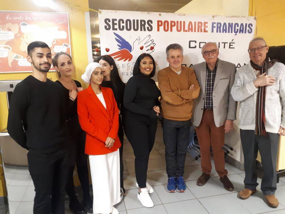 Les étudiants entourés du président local du Secours populaire, Claude Roux (au centre), et de deux piliers de l’association Jean-Pierre Bizet et Claude Thomas (à droite). 