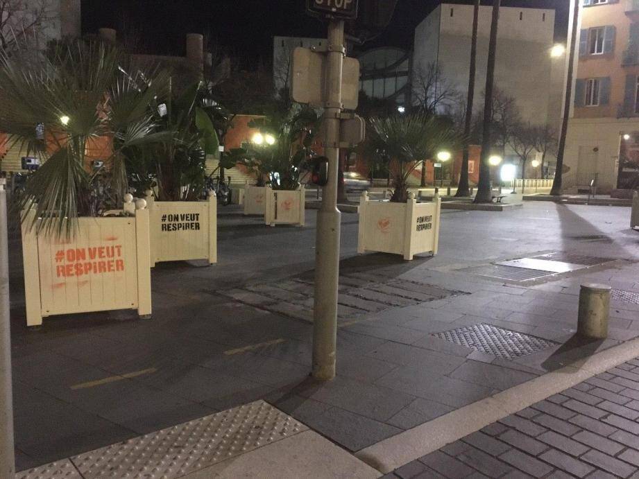 Des tags de Greenpeace à Nice, le 6 janvier.