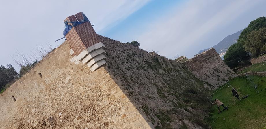 L’échauguette décapitée par la tempête. Un périmètre de sécurité a été installé pour les promeneurs en contrebas des fossés de la citadelle.