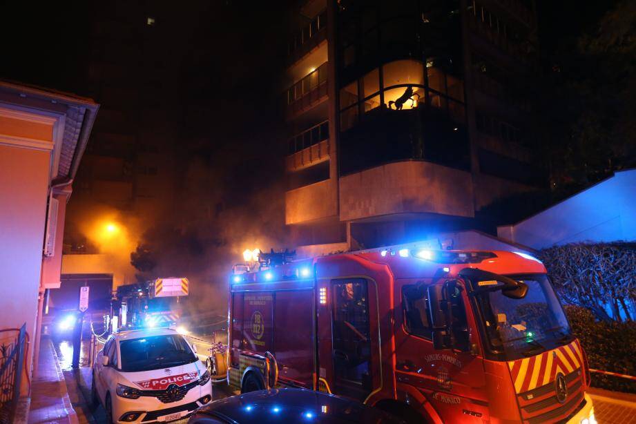 Les pompiers ont circonscrit l’incendie vers 19 h 30. L’intervention s’est poursuivie pour faire baisser la température dans les niveaux souterrains.