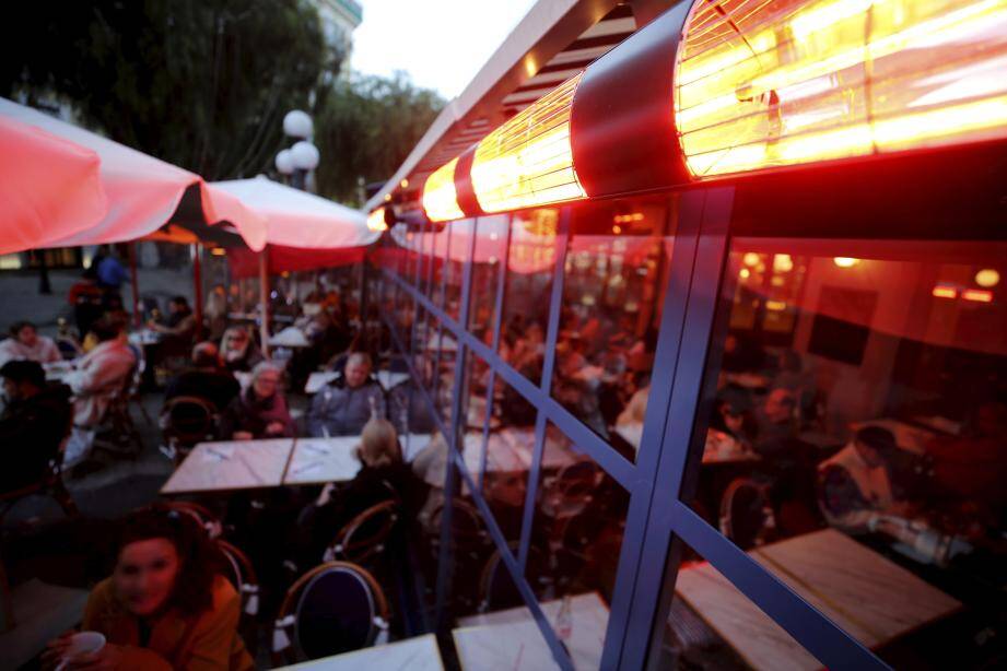 La question de l'interdiction des chauffages en terrasse a suscité la colère des internautes.