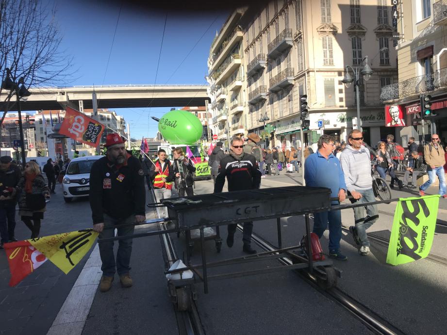 Les manifestants sur l'avenue Jean-Médecin à Nice.