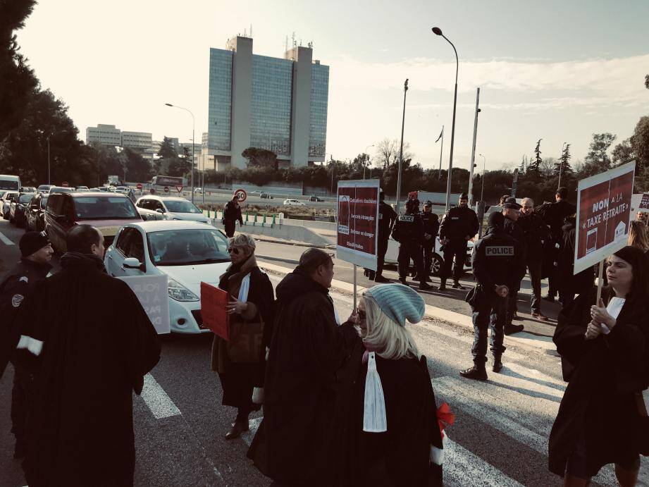 Les avocats ont bloqué temporairement l'A8.