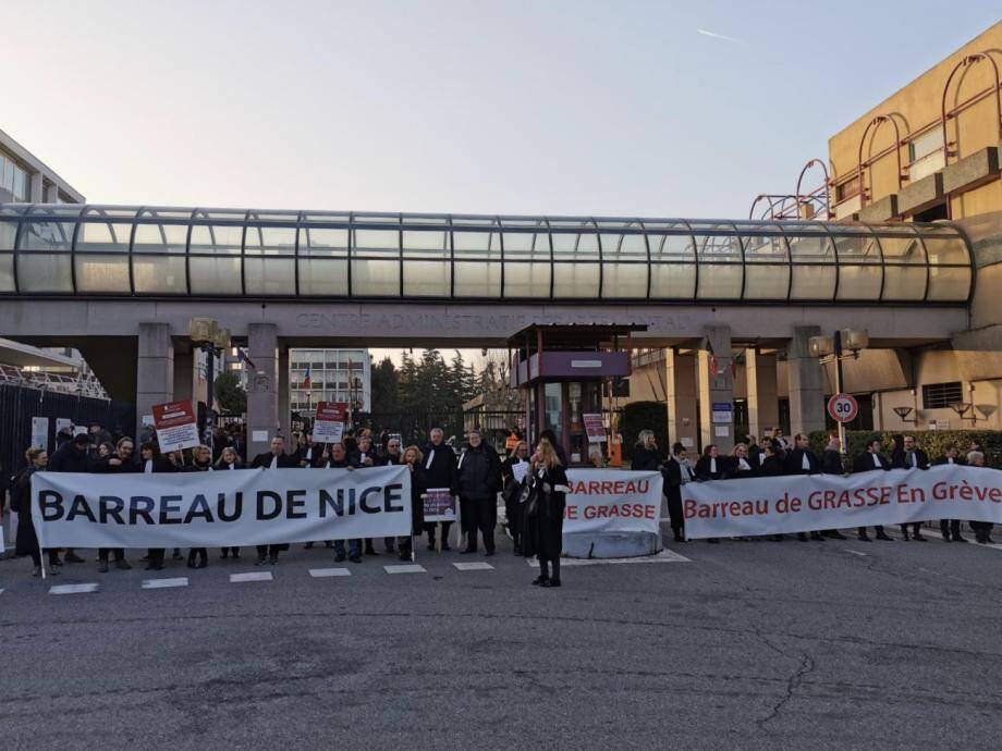 Les avocats mobilisés devant le Cadam.