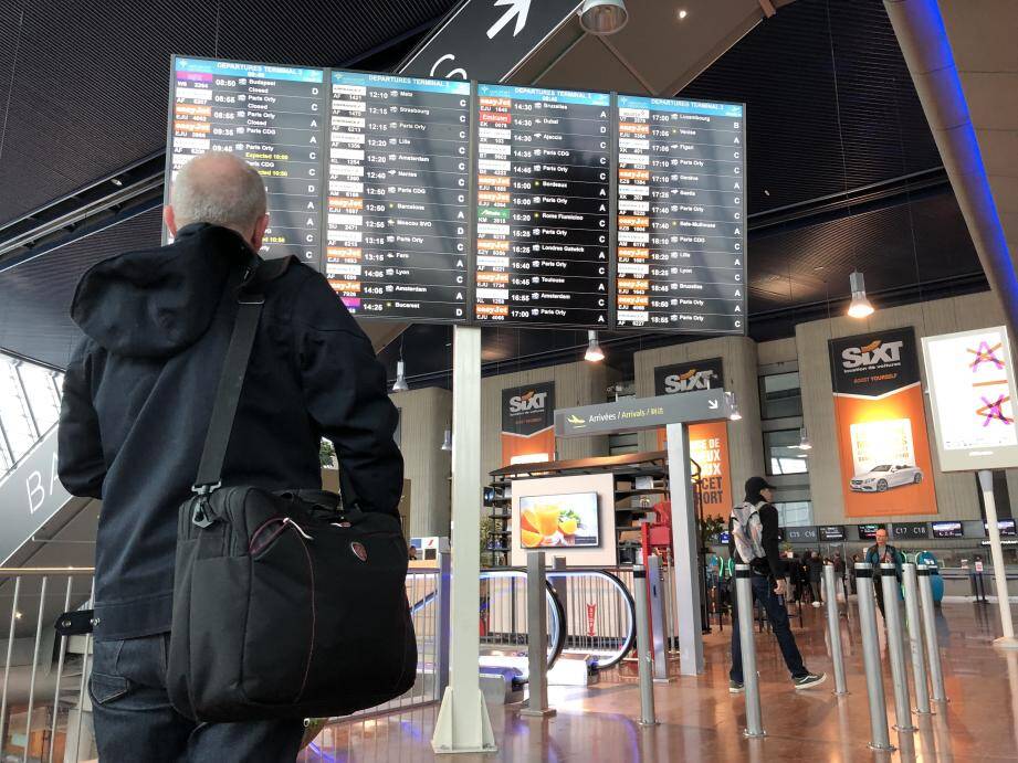 Pas d'agitation particulière, mais des passagers attentifs, ce vendredi matin, dans le hall du terminal 2.