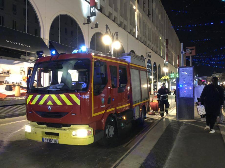 Une vingtaine de soldats du feu sont sur place. 