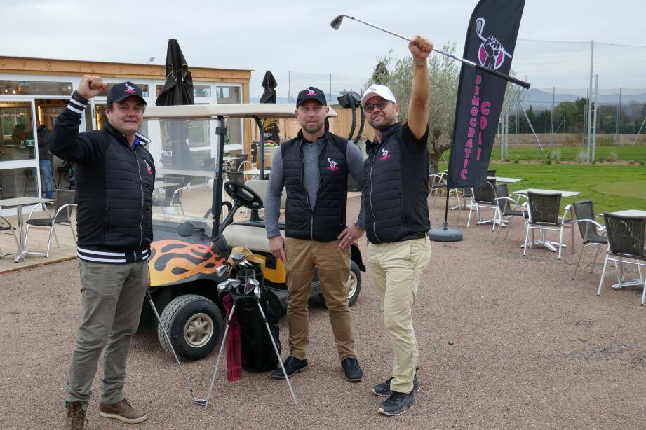 Le poing levé comme l’emblème du golf, les Barbero (Jérôme à gauche et Nicolas à droite), entendent démocratiser ce sport plutôt élitiste avec l’aide de Yoan Gautero (au centre), le directeur du golf.